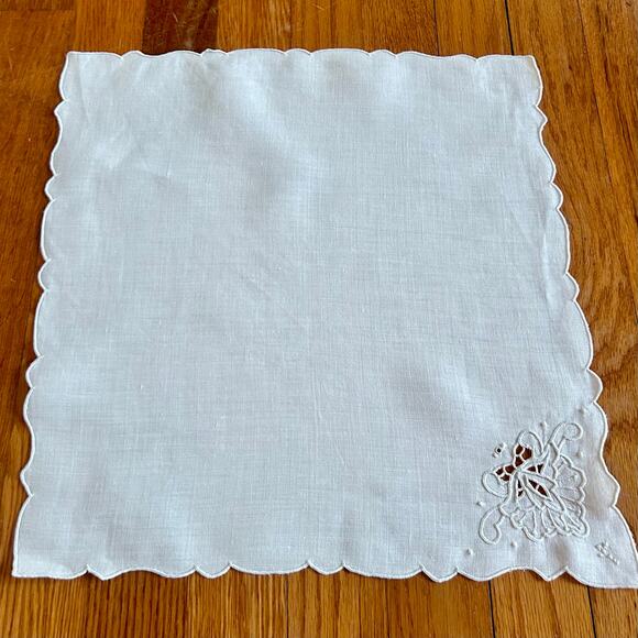 Vintage White Cutwork 97” x 62” Tablecloth Set w/ 6 Embroidered Napkins - Picture 12 of 16